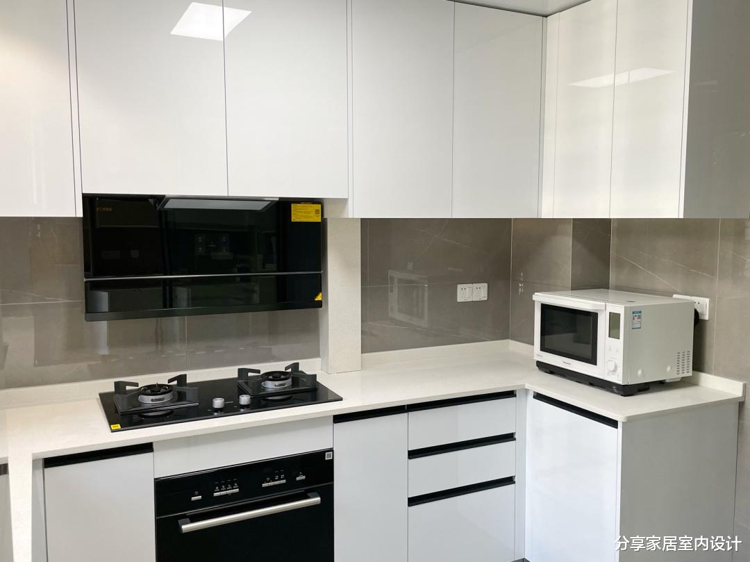 |她家极简的装修，全屋铺木地板，打扫干净还没布置家具就很漂亮！