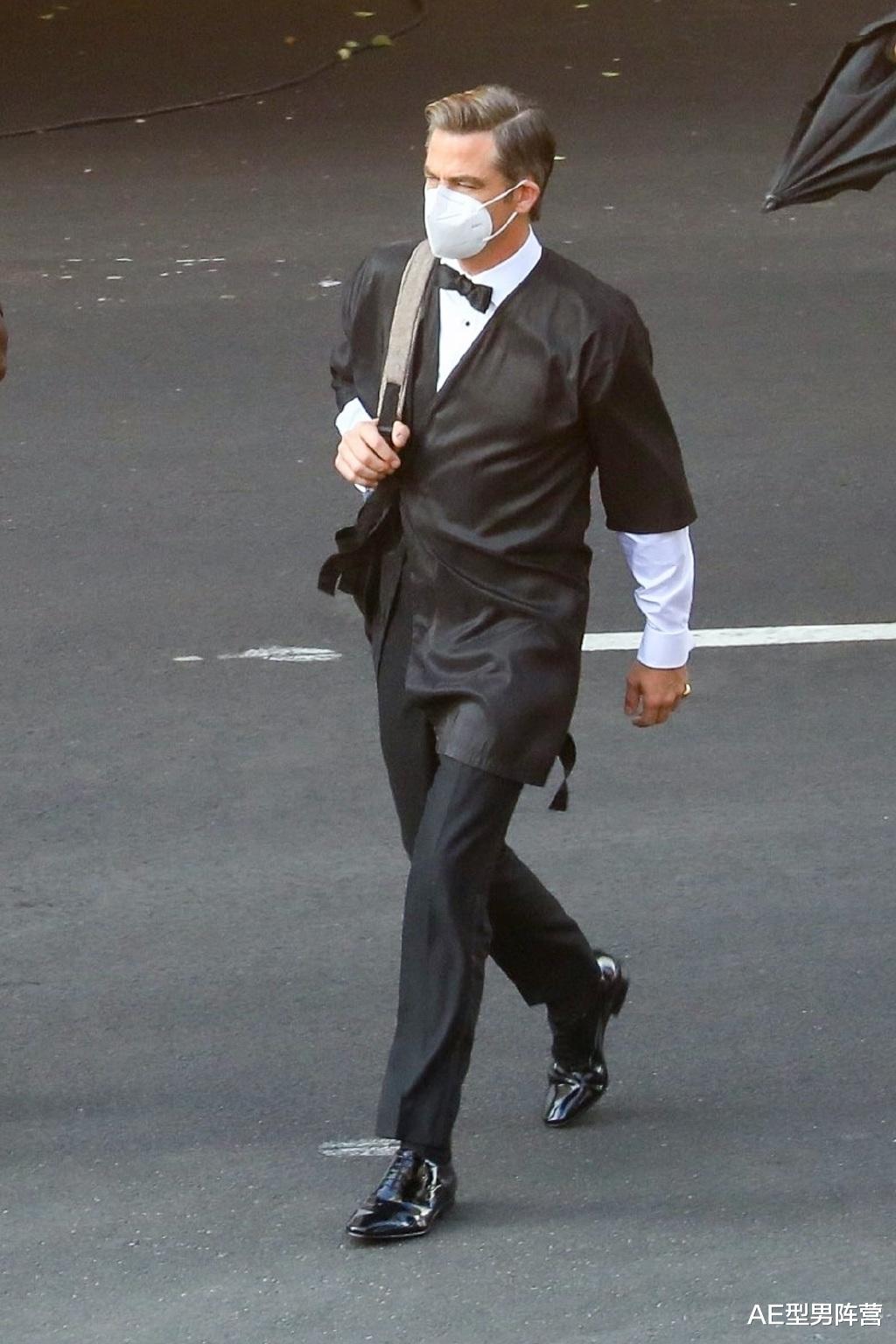 克里斯·派恩|太帅啦！40岁克里斯·派恩亮相新电影片场，金发+西装帅到流鼻血