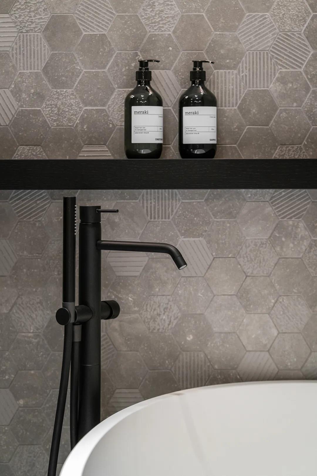 []用高级灰+原木风装修115平的家，有腔调！