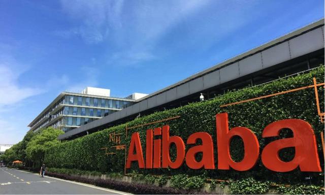 「阿里巴巴」国内三家科技巨头遭到打击，美国布下天罗地网，巨头有意联手突破