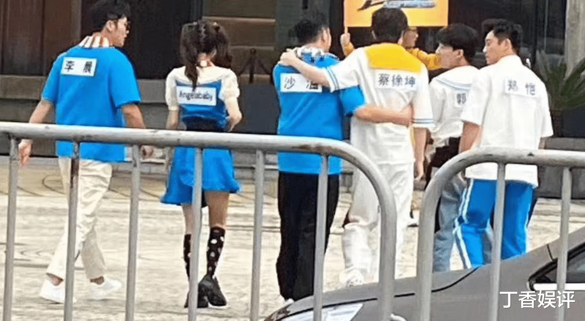 滤镜@《奔跑吧》路透图，失去瘦身滤镜效果后，baby的腿我没眼花吧？