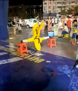 穿衣搭配|历史老师叫我去办公室帮她拿作业，对我这样做