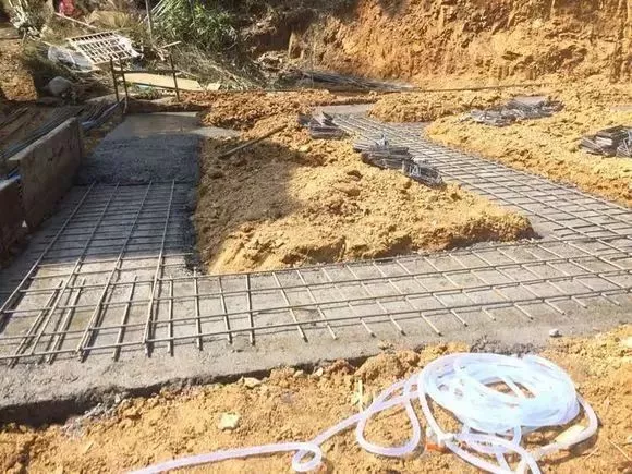 「」实拍丨外地农民工回乡盖自建房，三层主体不到40万全搞定