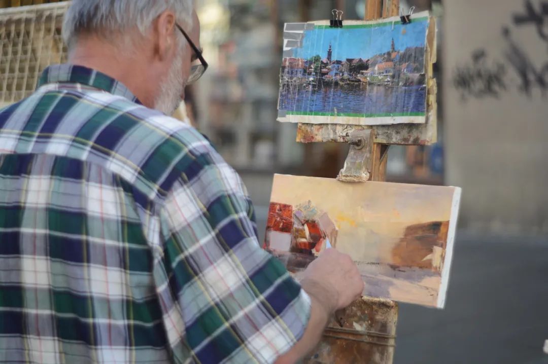 #欧洲#这位含泪求助的总统身后，是首个对中国免签的欧洲国家，美极了！