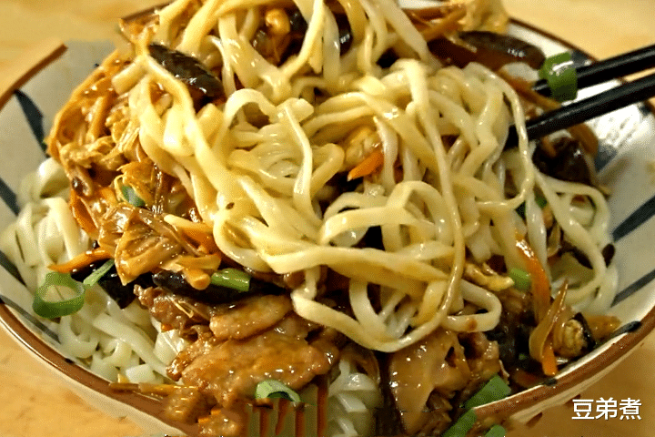 「打卤面」想吃打卤面不要出去买，教你在家做，嫩滑劲道，香味浓郁，特好吃