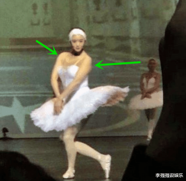 关晓彤@难怪女星不敢在节目上跳芭蕾！关晓彤腰粗，蒋欣胳膊粗，就连她也被狂喷