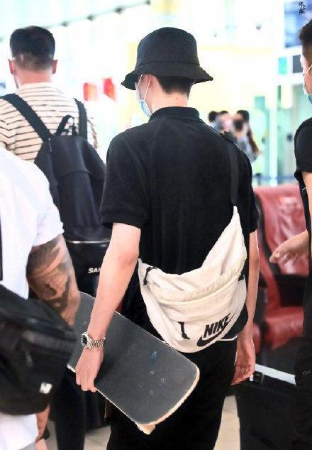 『发型』王一博最新发型制造惊喜 不是寸头竟是这种 我真的爱了