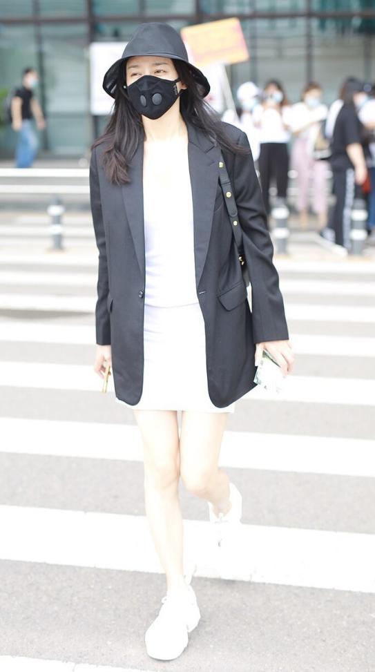 秦岚|秦岚穿正装没严肃感，裹身裙加“老爹鞋”，配顶渔夫帽更显随性