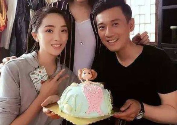 「刘晓洁」他们的爱情差了10岁,戏中是父女,戏外却是真夫妻,孩子都8岁了