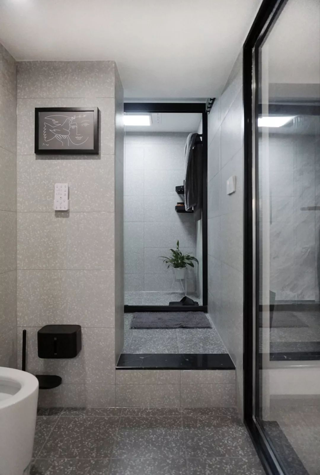 ：25m2迷你loft单身公寓，黑白灰+原木设计，简约又有格调！