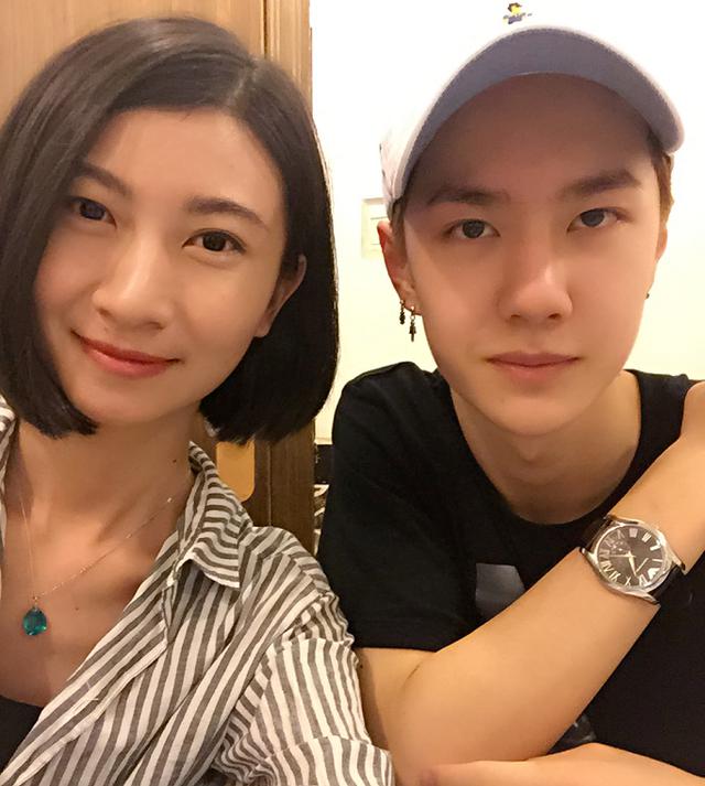 王一博▲王一博坦言“家中最丑”，还以为太谦虚，看到姐姐照片：这才是最强王者