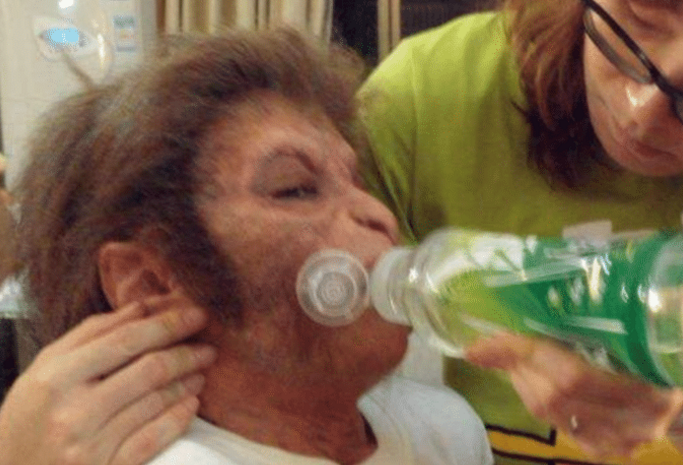 周星驰|亲妈都嫌他丑，13岁却被周星驰一眼看中爆红！20岁长成这样