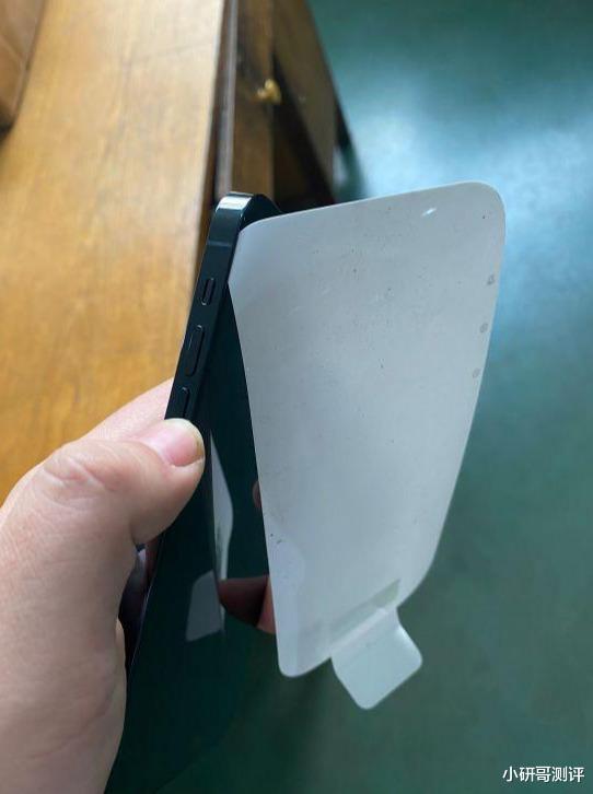 iphone12|iPhone 12品控再出问题，屏幕边框缝隙能插纸，坑人哦！