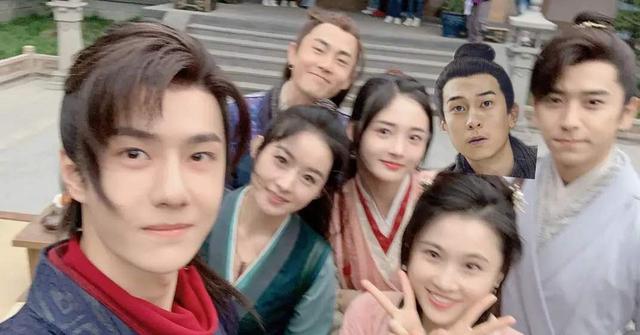 「赵丽颖」《有翡》杀青！赵丽颖晒背影照侠女范十足，大合照王一博帅气爆表