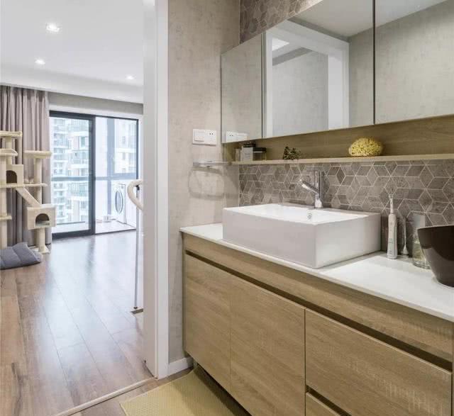 85㎡小复式，开放式客餐厨十分敞亮，木凳电视柜个性又可爱