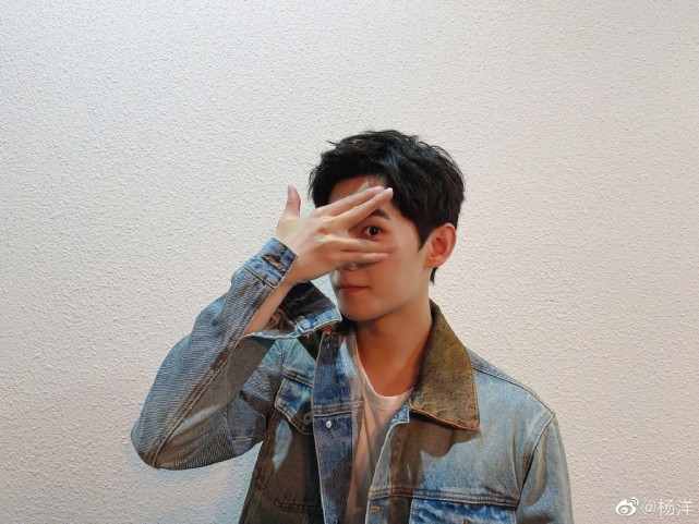 迪丽热巴|?又一场世纪大战?杨洋迪丽热巴两家粉丝开撕,《荣耀》未播先火