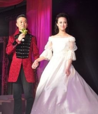 央视|她是央视最美主持，24岁嫁42岁丈夫，今对患病丈夫不离不弃