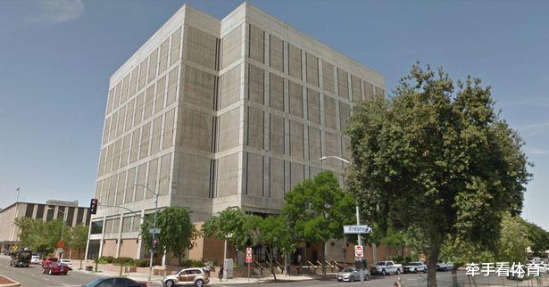 美国@美国26岁女狱警监守自盗，胁迫男囚发生关系，公然在办公室风流