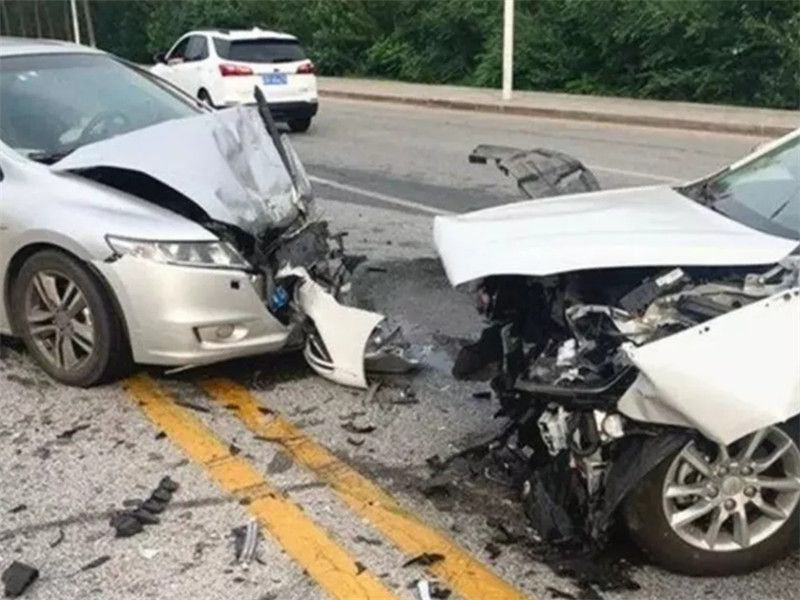 本田锋范|帝豪迎面撞上本田锋范,车损差距明显,网友:真是“纸糊车”!