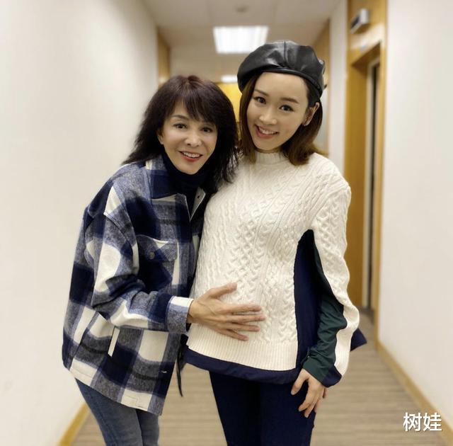 【杨思琦】41岁杨思琦首度公开与子女合照幸福洋溢,儿子生父未露脸身份神秘