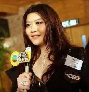 溜肩|向华强之女43岁始终不结婚？看清其真实模样后：你敢把她带回家？