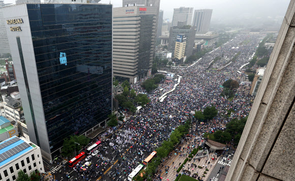 韓保守派萬人集會要求罷免總統 文在寅大怒：要動員強制手段嚴懲-圖5