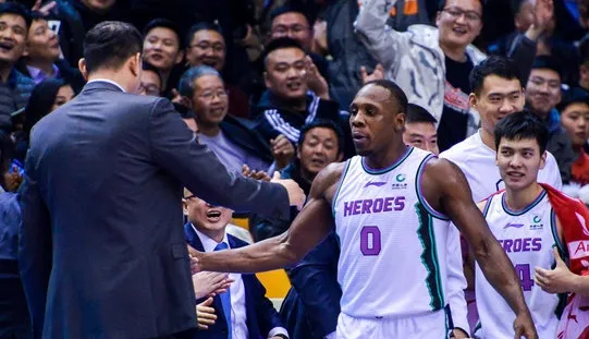 『山东男篮』丁彦雨航新进展！比降薪更可怕！承认吧！中国没有四字外援了