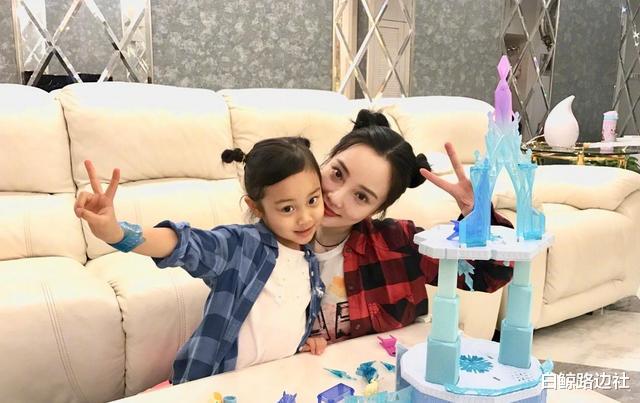 李小璐|一家三口聚会？李小璐母女周末滑雪，反光镜暴露司机被指是贾乃亮