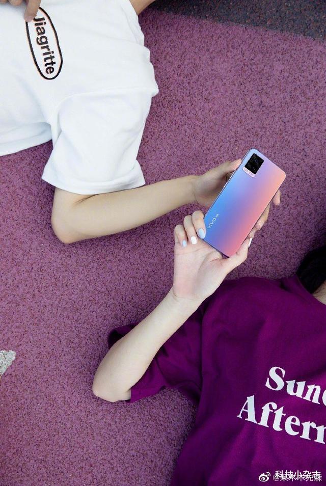 iphone11|未来手机或只有1个配色,但能变出多种颜色!电致变色技术登场