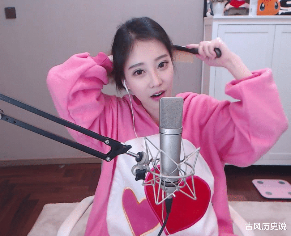 「冯提莫」冯提莫离开“十级美颜”后,与何炅录制综艺遭吐槽,粉丝:换了个头?