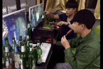 |“让你见识见识,什么叫现实版的火烧蛇!”哈哈哈头皮发麻...