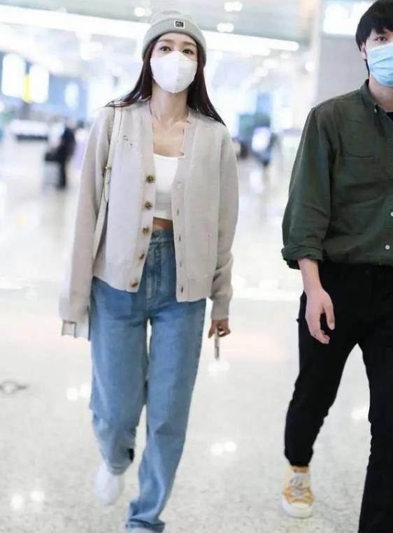 秦岚|真服了41岁秦岚,出门只穿“巴掌宽”内搭,这让00后怎么办