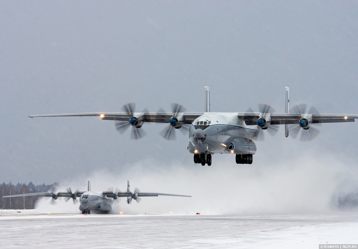 『运-20』世界最大的涡桨运输机突降天津,运力超过运20,能飞的只剩3架