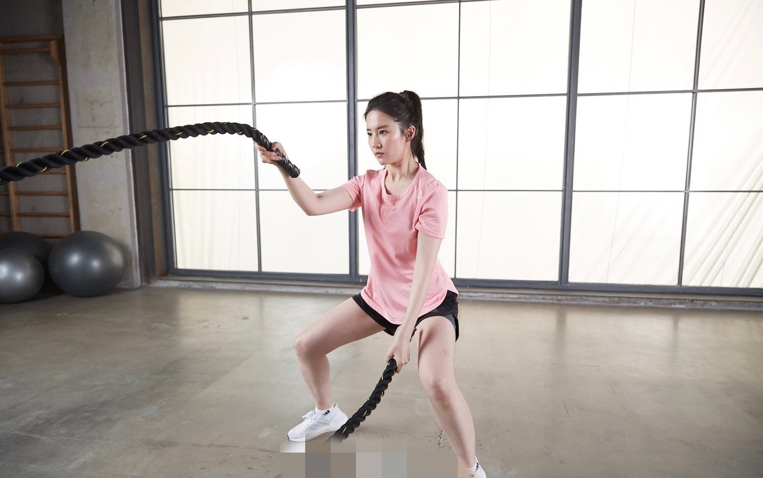 刘亦菲|刘亦菲晒出自己的运动照,剧烈运动后额头微汗更加迷人,再一次美回“小龙女”