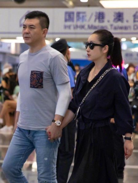 秦海璐與大七歲丈夫走機場，藏藍短上衣配半身裙，嫩得認不出-圖2