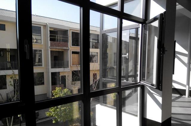 |中间砌4公分薄墙，加上护栏加上帘子，2娃1屋，一男一女也不发愁