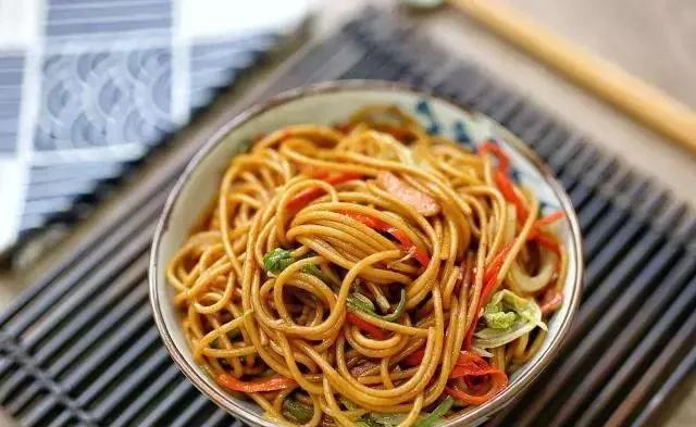 『面条』家常炒面时，面条过凉水就错了，多数人不懂，难怪炒面粘锅不顺滑