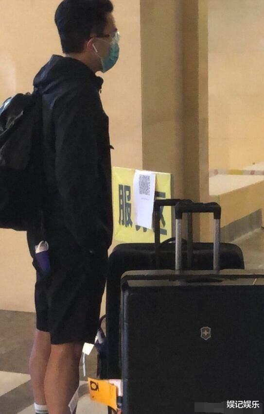 杨幂|杨幂魏大勋横店过七夕，刘恺威背双肩包现身，形单影只显落寞