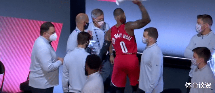 达米恩·利拉德|三分7中1！利拉德遭湖人打爆，手指受伤返回更衣室，怒摔毛巾发泄