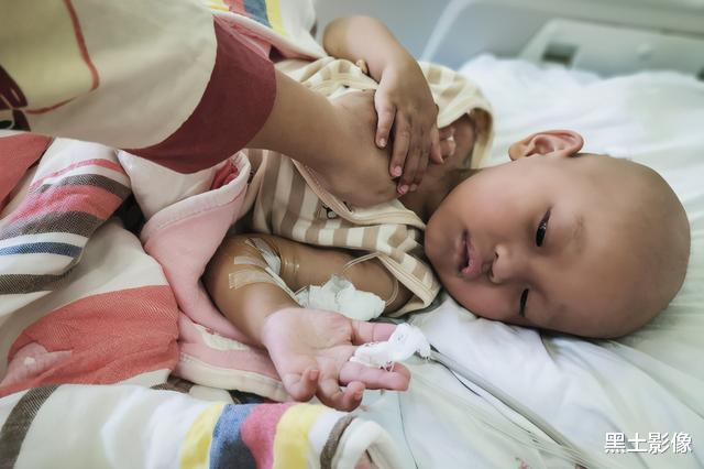 黑土影像|四川一男童出生后接连6次手术,母亲一度精神失常仍遭公婆怒骂