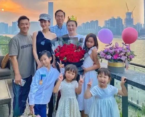 蒋丽莎|34岁蒋丽莎近照，5年生4胎没坐过月子，如今比50岁老公还老