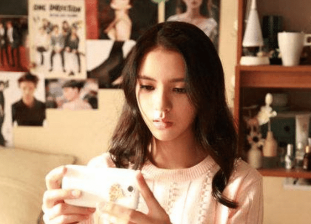 何炅|当年何炅选的“四小天鹅”，前三位都没火起来，不起眼的她却红得发紫