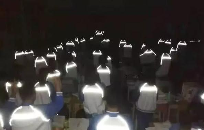 江淮汽车@学校防止学生早恋特制奇葩校服，网友：校长不愧是校长