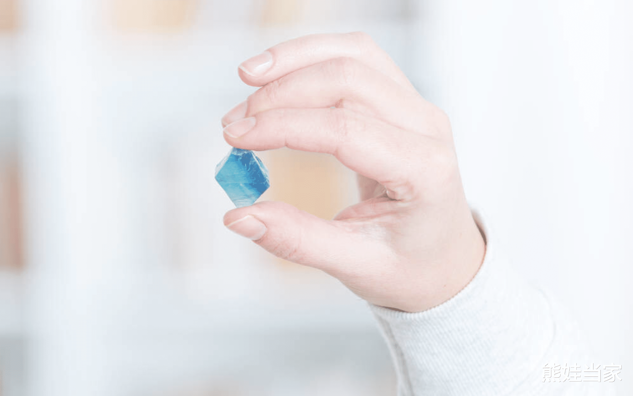 运动|央视曝光“能量石”，佩戴1天等于胸透117次，很多人还在买