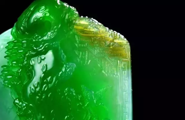 翡翠|一块极品黄夹绿翡翠的创作过程，光看原料就让人心乱神迷！