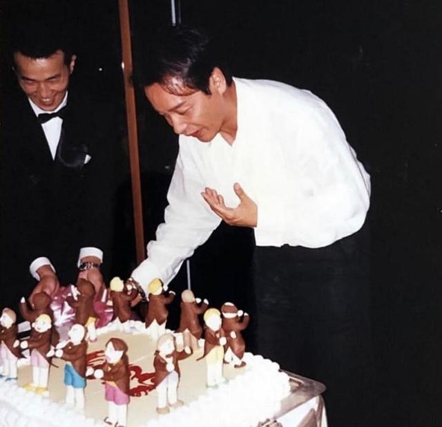 张国荣|唐鹤德为张国荣庆64岁冥寿，用经典歌词告白挚爱：分开也像同渡过