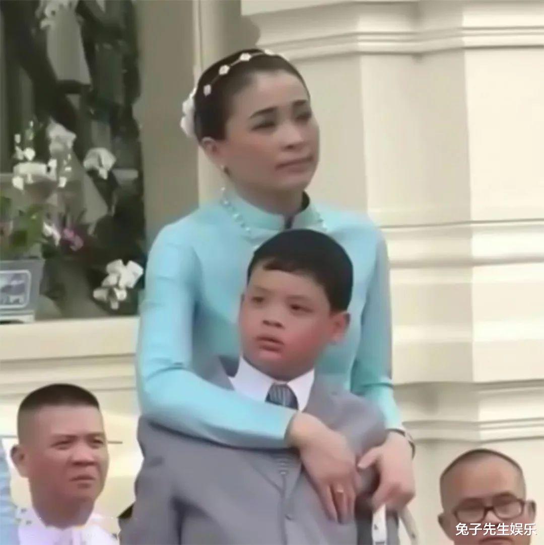 口红|苏提达王后的新发型太惊艳！鱼骨辫配月牙珍珠发卡，妩媚又新潮