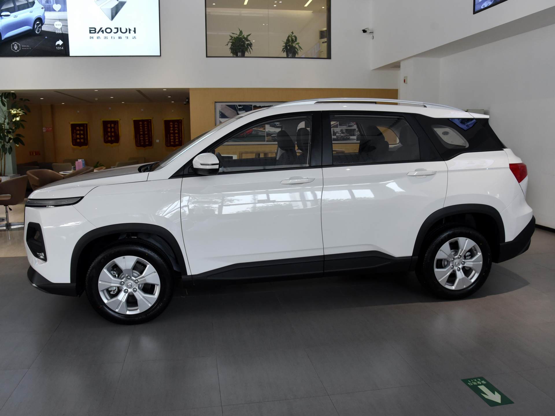 宝骏530|哈弗H6遇上对手了，轴距2.75米，比M6更时尚，关键价格才7万元