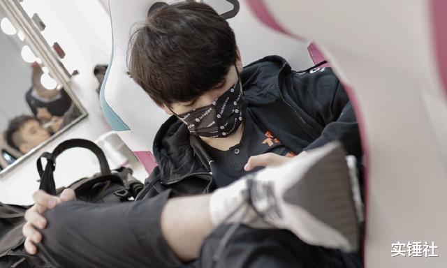 fpx战队|零封FPX之后阿水采访出事故！沉默30秒急得挠头，主持无奈换问题