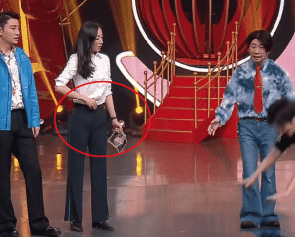 [韩雪]韩雪录节目衣扣裂开，看到她的救场反应，网友：学到了